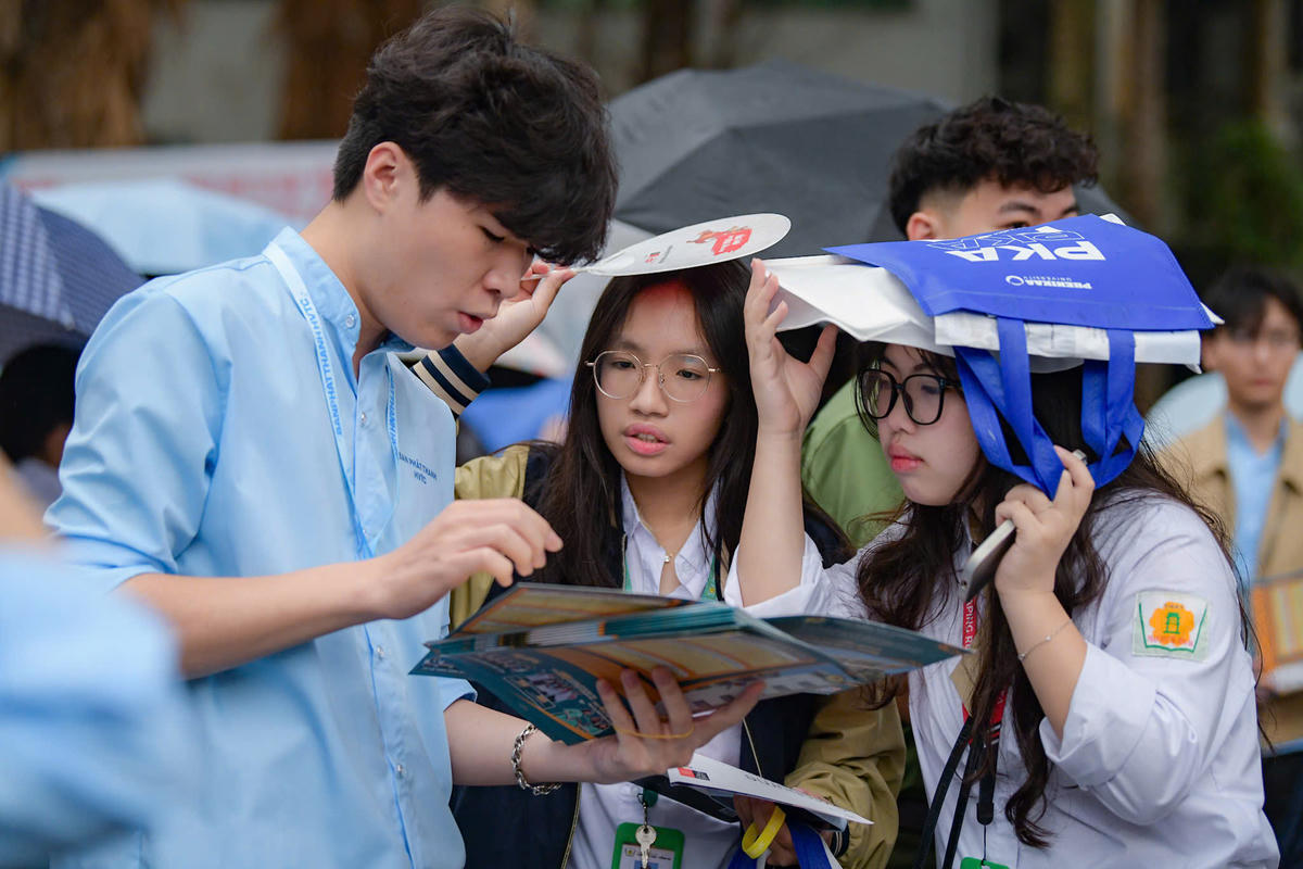 Thí sinh tìm hiểu thông tin của trường đại học.