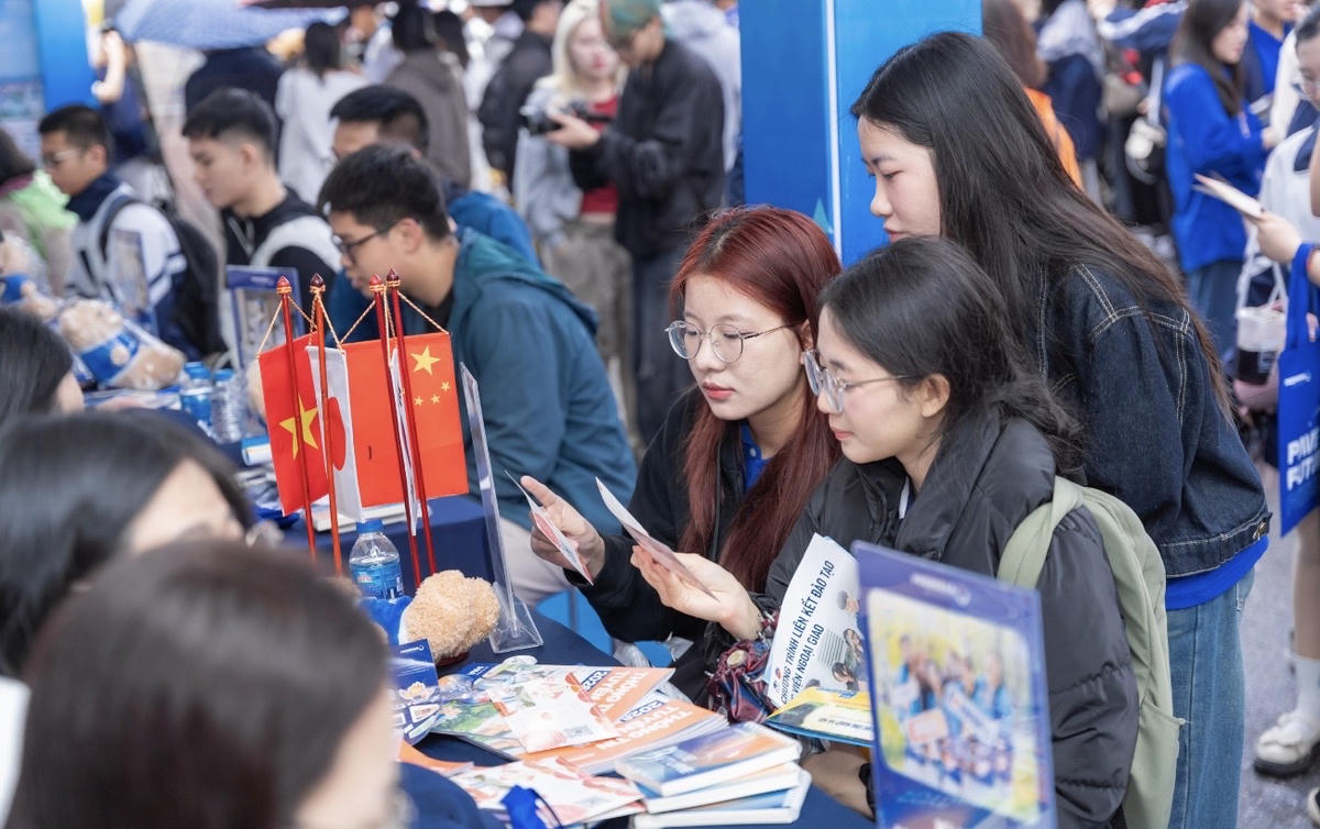 Thí sinh tìm hiểu thông tin tuyển sinh của trường đại học.