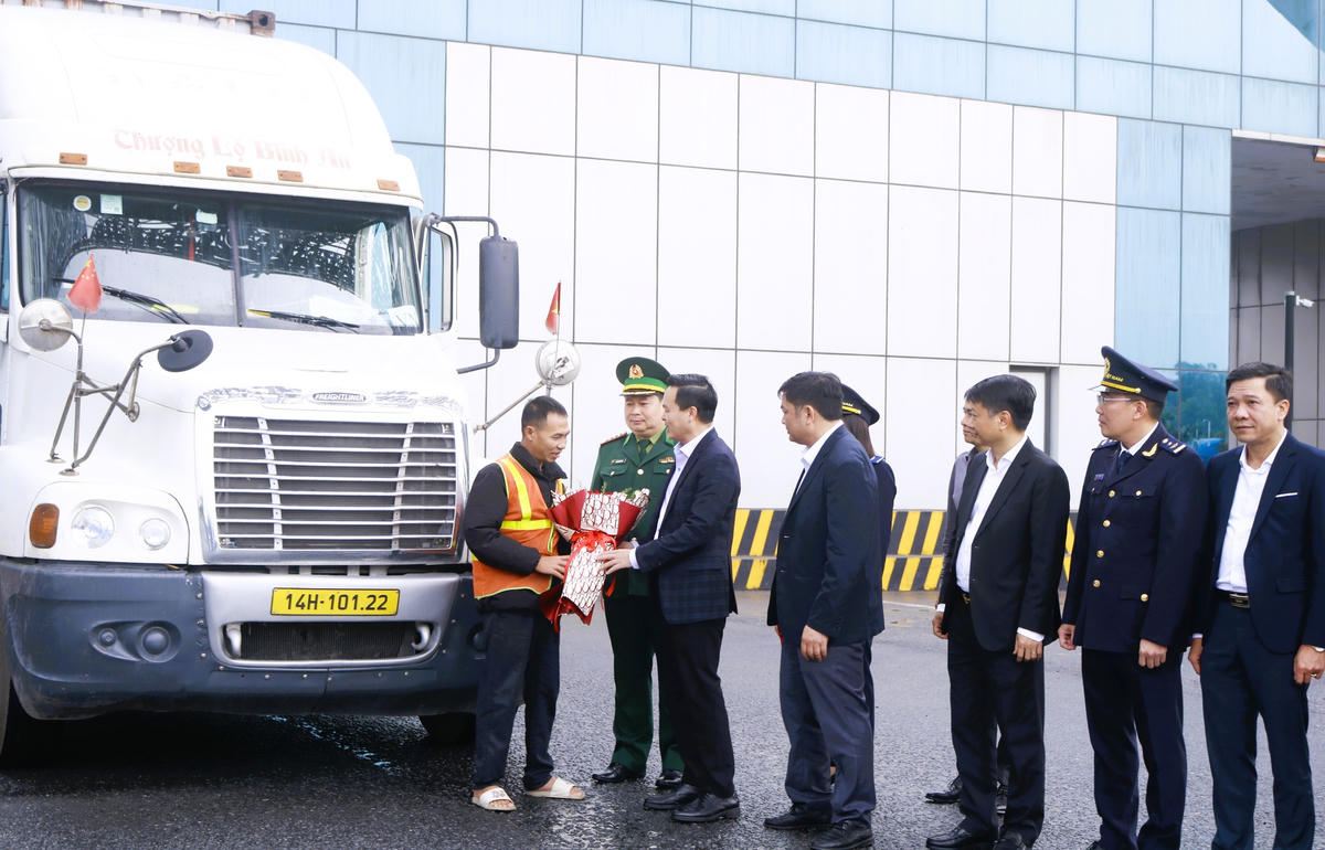 
Lãnh đạo Ban Quản lý khu kinh tế tỉnh, lãnh đạo phường Móng Cái 1 và các ngành chức năng cửa khẩu chào đón, tặng hoa chúc mừng doanh nghiệp có lô hàng xuất khẩu và nhập khẩu đầu tiên thông quan vào ngày cuối tuần. 