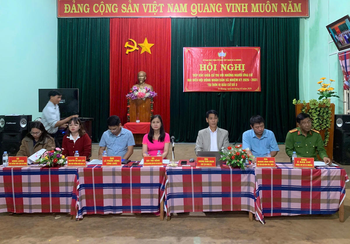 Các ứng cử viên xã Ia Hrung tiếp xúc cử tri. Ảnh: Đình Sang.