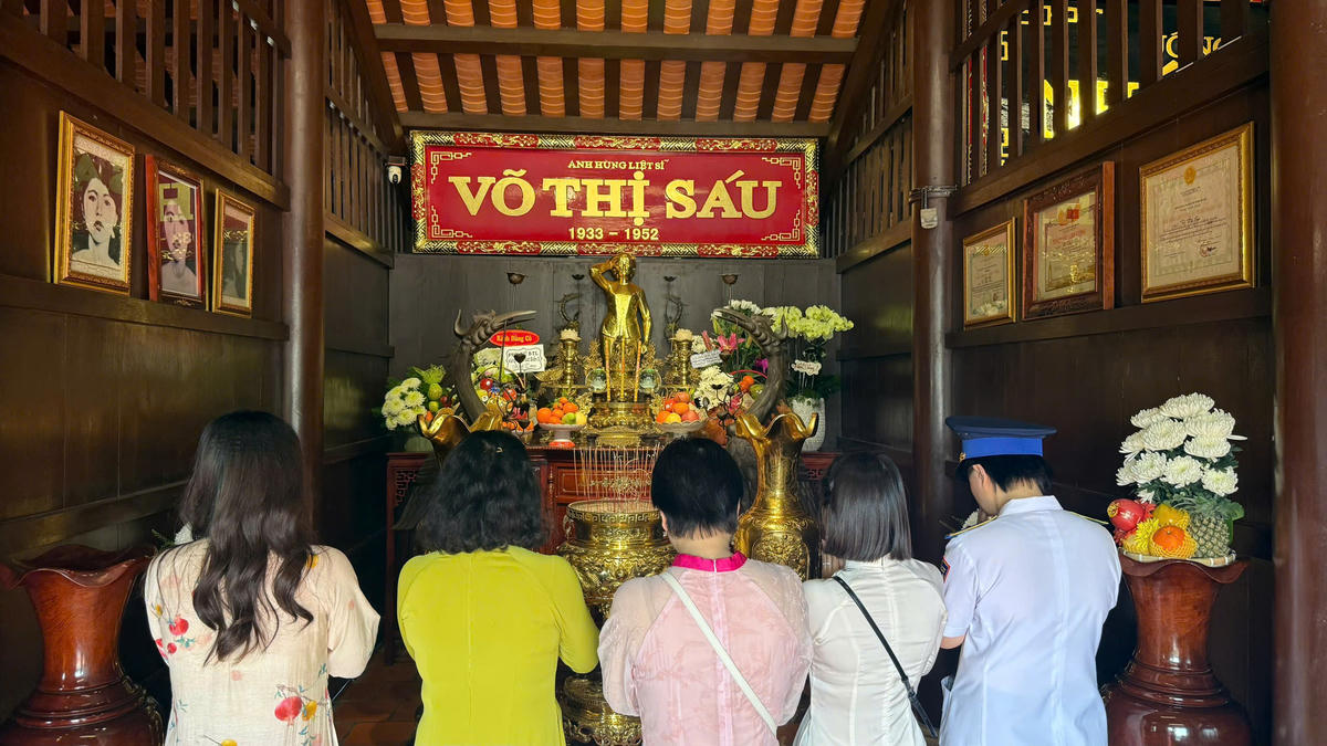 Đại biểu dâng hương tại Đền thờ Anh hùng liệt sĩ Võ Thị Sáu. Ảnh: Đức Định.