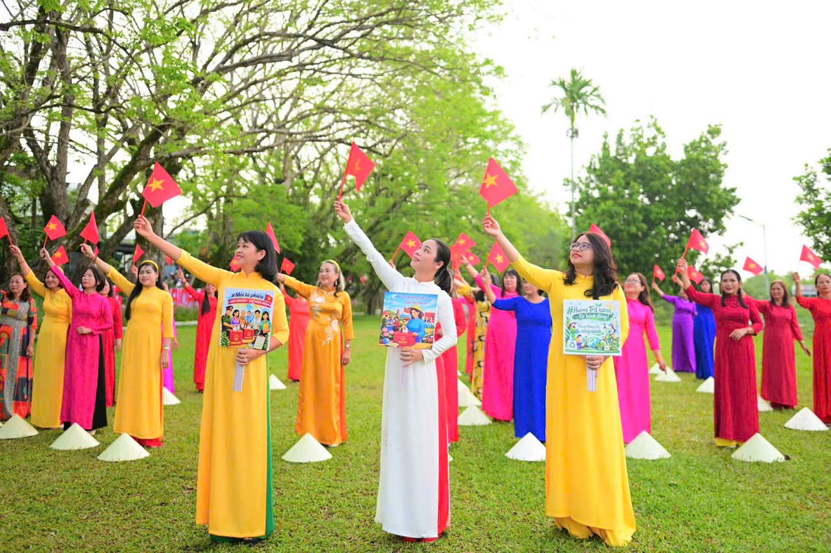 Phụ nữ phường Hương Trà đang trình diễn dân vũ chào mừng 8/3. Ảnh: CV.