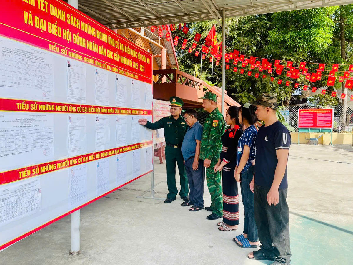 Đại úy Y Hán H’Wing, Đội trưởng Đội Vận động quần chúng Đồn Biên phòng Sê Rê Pốk hướng dẫn bà con thực hiện quyền và nghĩa vụ công dân.