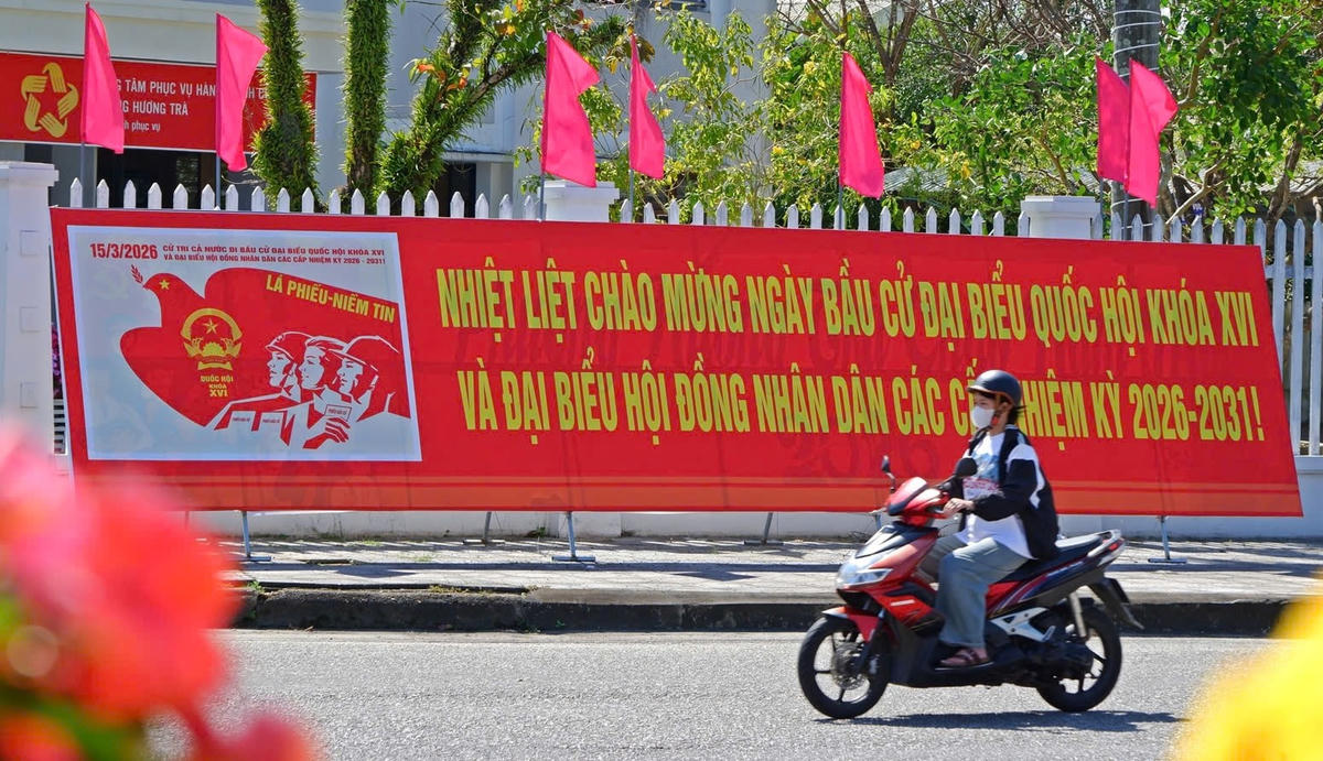 Tuyến đường Hùng Vương, phường Tam Kỳ dựng áp phích tuyên truyền bầu cử. Ảnh: Tấn Thành.