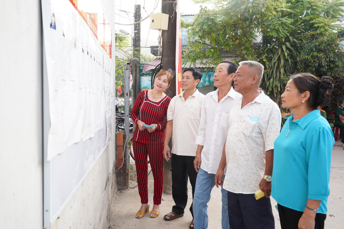 Các cử tri tìm hiểu kỹ hơn về tiểu sử từng ứng cử viên để lựa chọn ra đại biểu có tài, có đức xứng đáng trở thành đại biểu Quốc hội khóa XVI và đại biểu Hội đồng nhân dân các cấp, nhiệm kỳ 2026 - 2031. Ảnh CTV