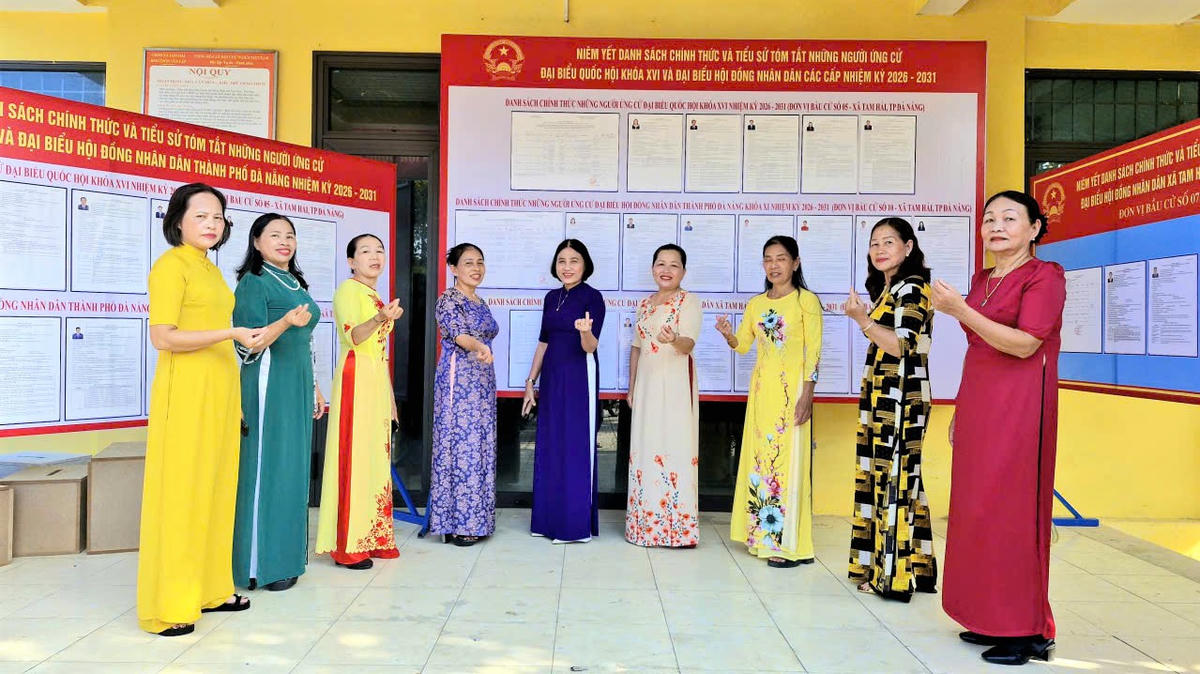 Một điểm bỏ phiếu ở xã đảo Tam Hải, TP Đà Nẵng trang trí tuyên truyền bầu cử. Ảnh: Tấn Thành.