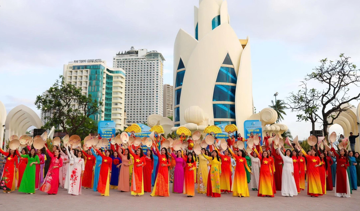 Trình diễn áo dài do hội viên phụ nữ thực hiện tại lễ kỷ niệm Ngày Quốc tế phụ nữ. Ảnh X.H