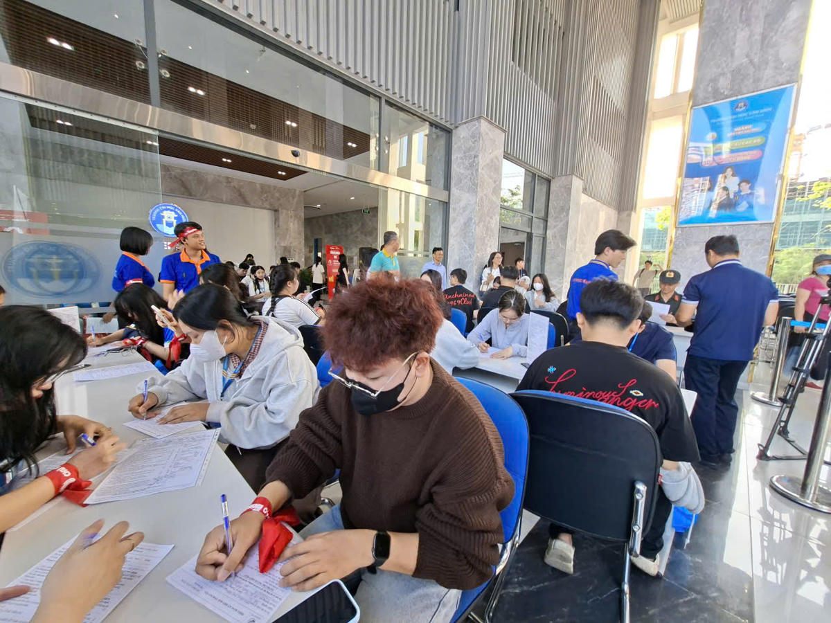 Đông đảo sinh viên, cán bộ, lực lượng chức năng đăng ký hiến máu nhân đạo. Ảnh: N.T