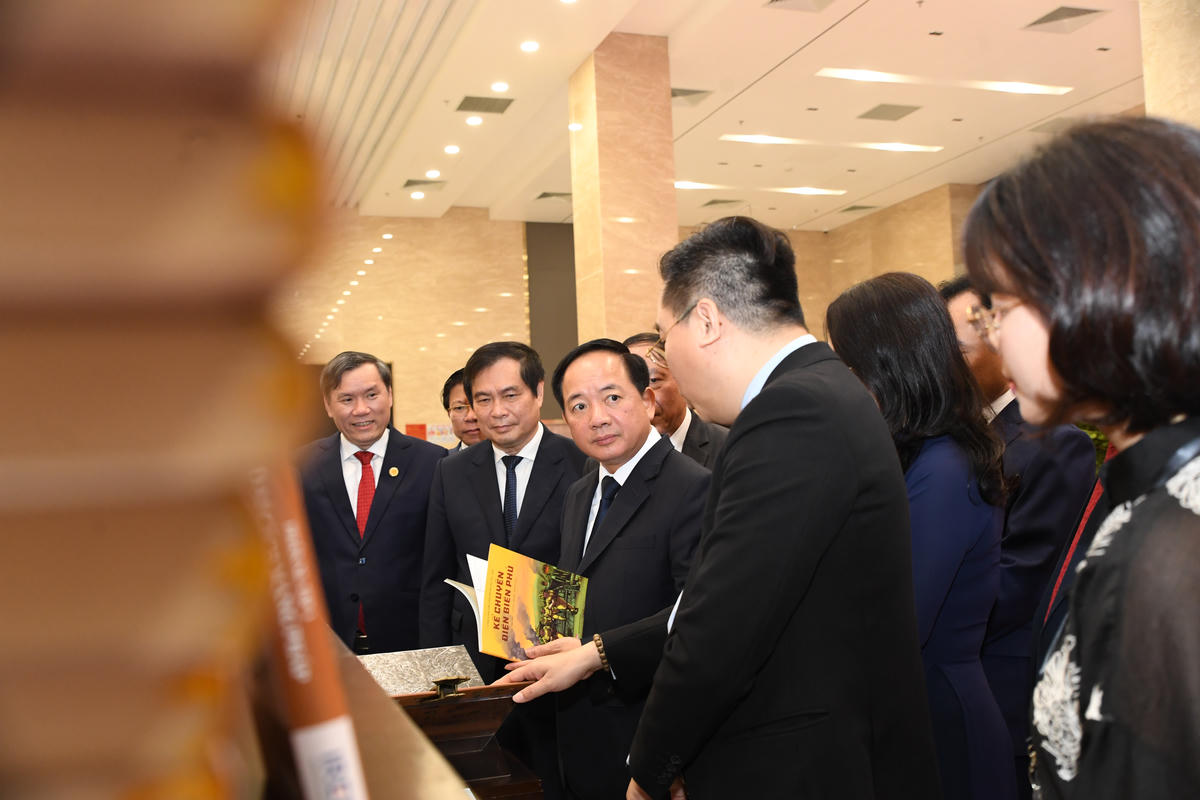 Uỷ viên Bộ Chính trị, Bí thư Trung ương Đảng, Trưởng Ban Tuyên giáo và Dân vận Trung ương Trịnh Văn Quyết cùng các đại biểu tham quan không gian trưng bày sách.