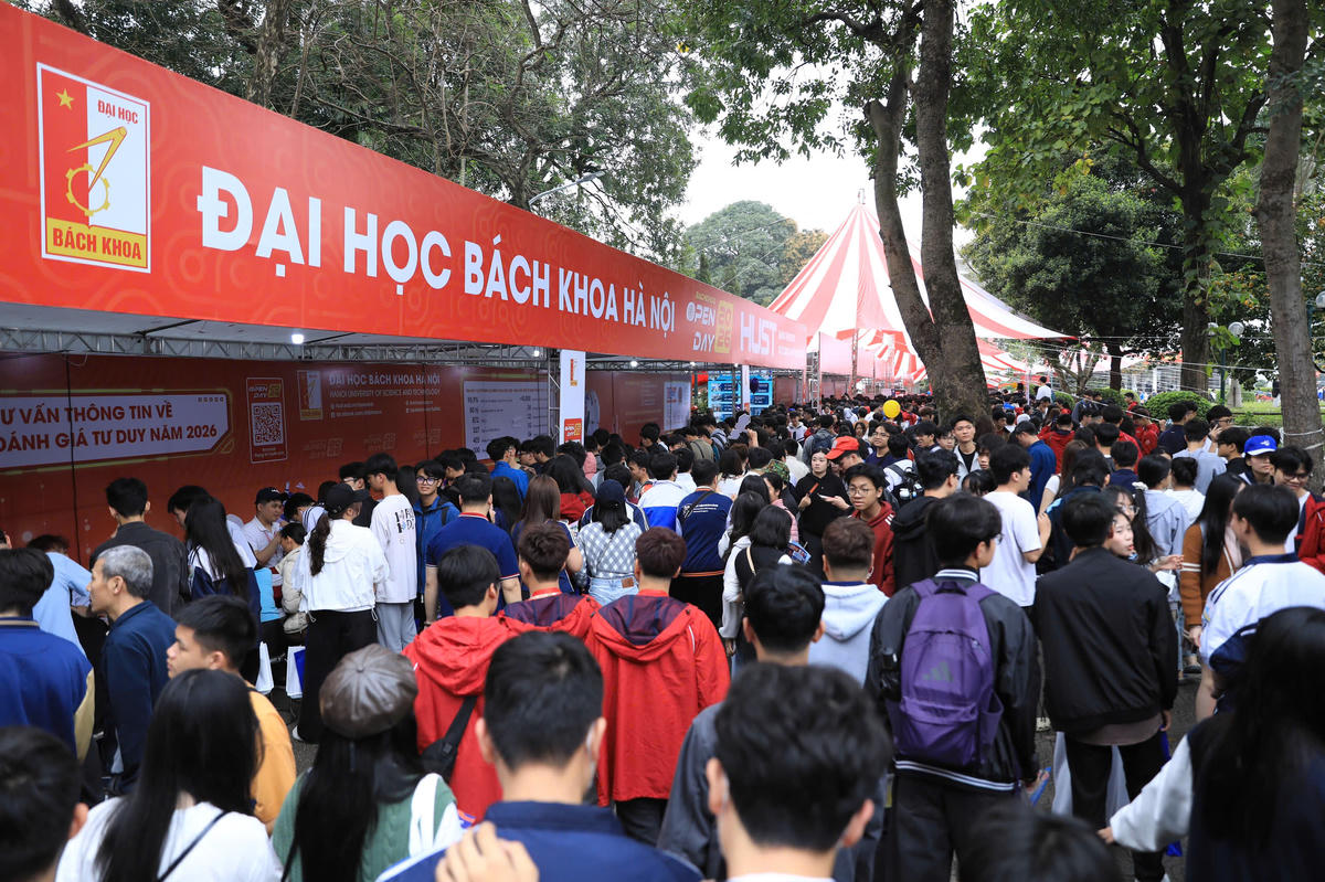 Ngày hội tư vấn tuyển sinh, hướng nghiệp năm 2026 thu hút sự tham gia của đông đảo học sinh, phụ huynh.