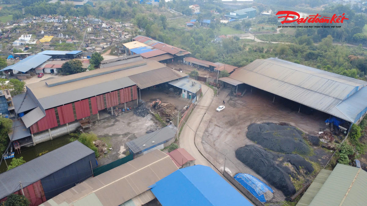 Đường dân sinh nối tổ dân phố 3 và tổ dân phố 6 chạy uốn lượn qua các xưởng sản xuất. Ảnh: Nguyễn Toán.