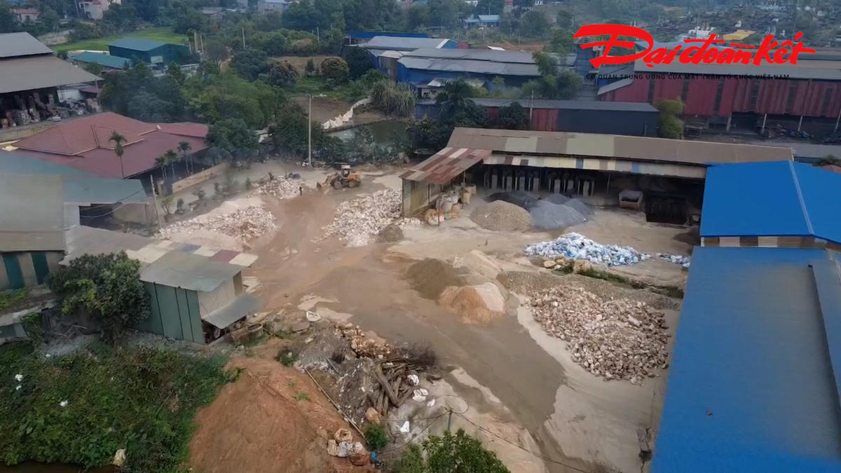 Nguyên liệu tại sân một xưởng chế biến khoáng sản. Ảnh: Nguyễn Toán.