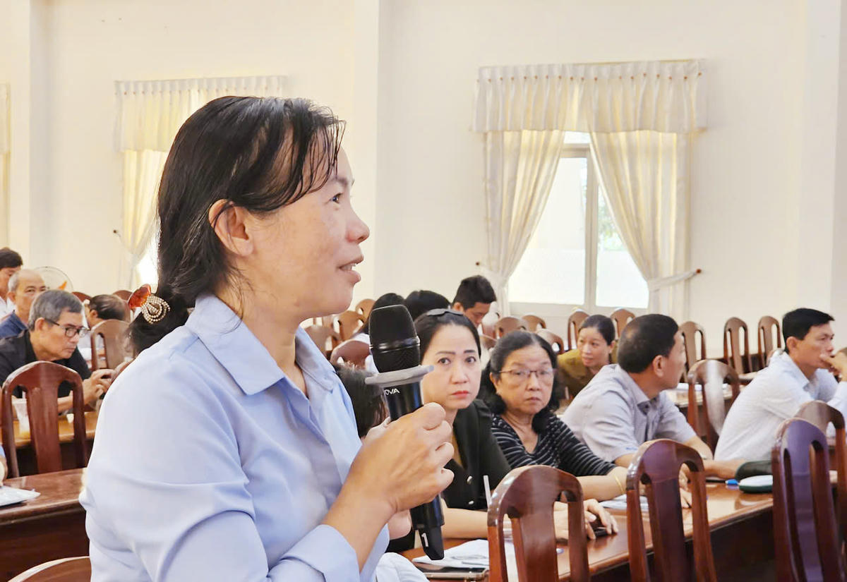 Cử tri phường Bình Thuỷ đóng góp ý kiến tại buổi gặp gỡ các ứng viên. Ảnh Tuệ Yên 