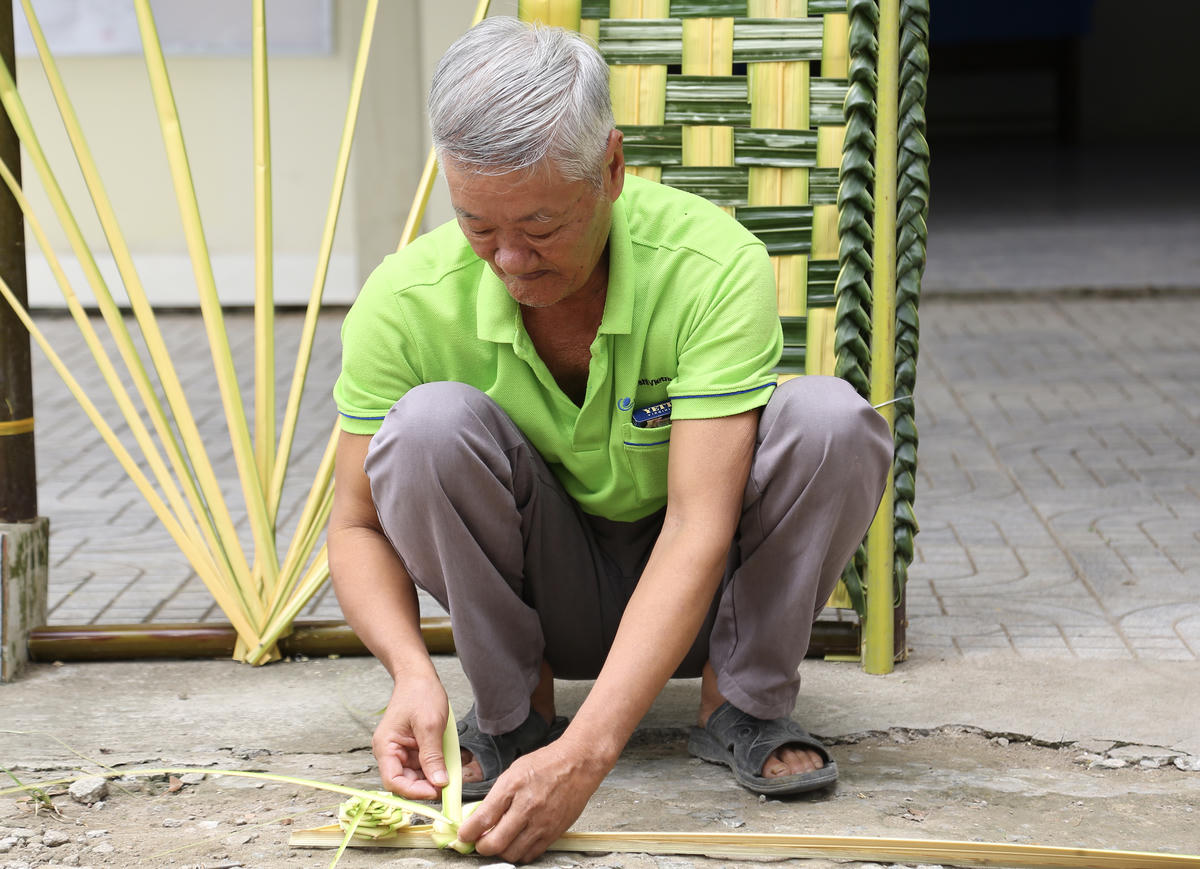Người dân địa phương tham gia trang trí điểm bỏ phiếu. Ảnh: Thanh Tiến