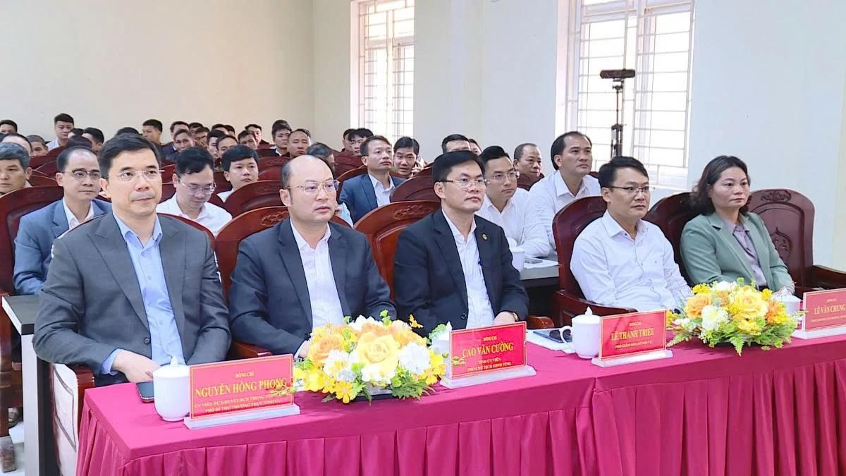 Phó Bí thư Thường trực Tỉnh ủy Nguyễn Hồng Phong tại điểm bỏ phiếu số 10, trụ sở Đảng ủy xã Pù Luông. Ảnh: Tuyết Hạnh