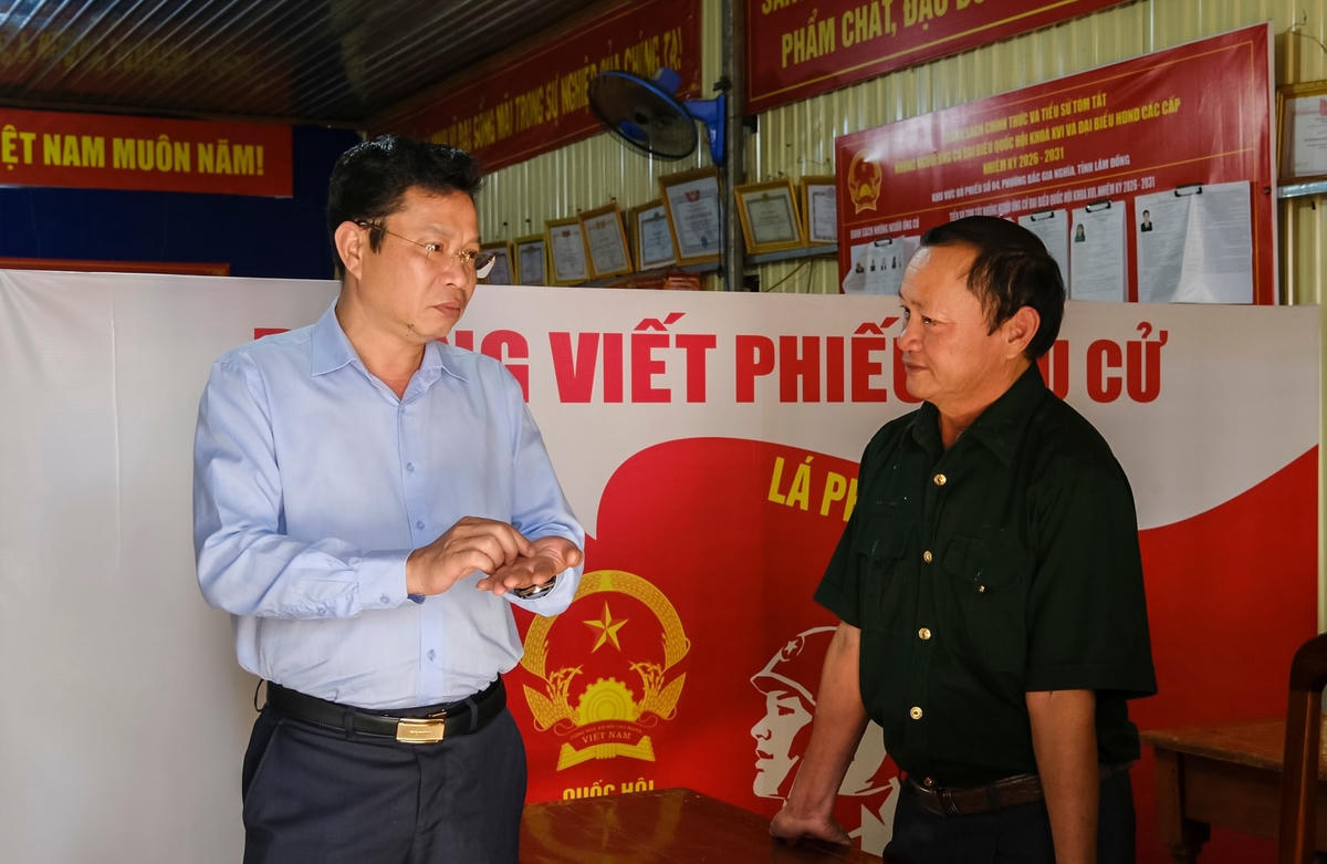 Ông Lưu Văn Trung, Phó Bí thư Tỉnh ủy, Chủ tịch HĐND tỉnh, Chủ tịch Ủy ban Bầu cử tỉnh Lâm Đồng trao đổi, lưu ý một số nội dung trong công tác chuẩn bị bầu cử với các tổ bầu cử tại địa phương. Ảnh: CT.