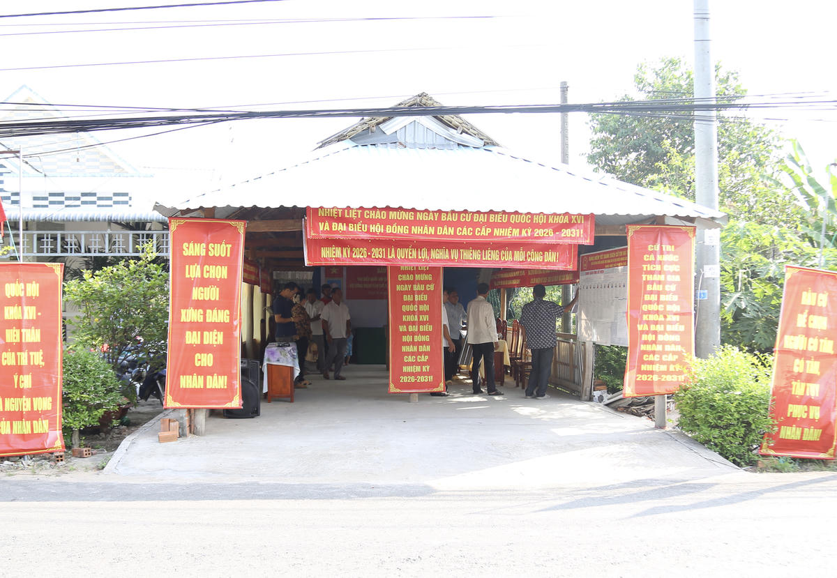 Trong đó, có 23 hộ dân tự nguyện cho mượn nhà làm điểm bỏ phiếu. Trong ảnh là địa điểm bỏ phiếu tại nhà ông Danh Tịnh (61 tuổi, dân tộc Khmer). Ảnh: Thanh Tiến