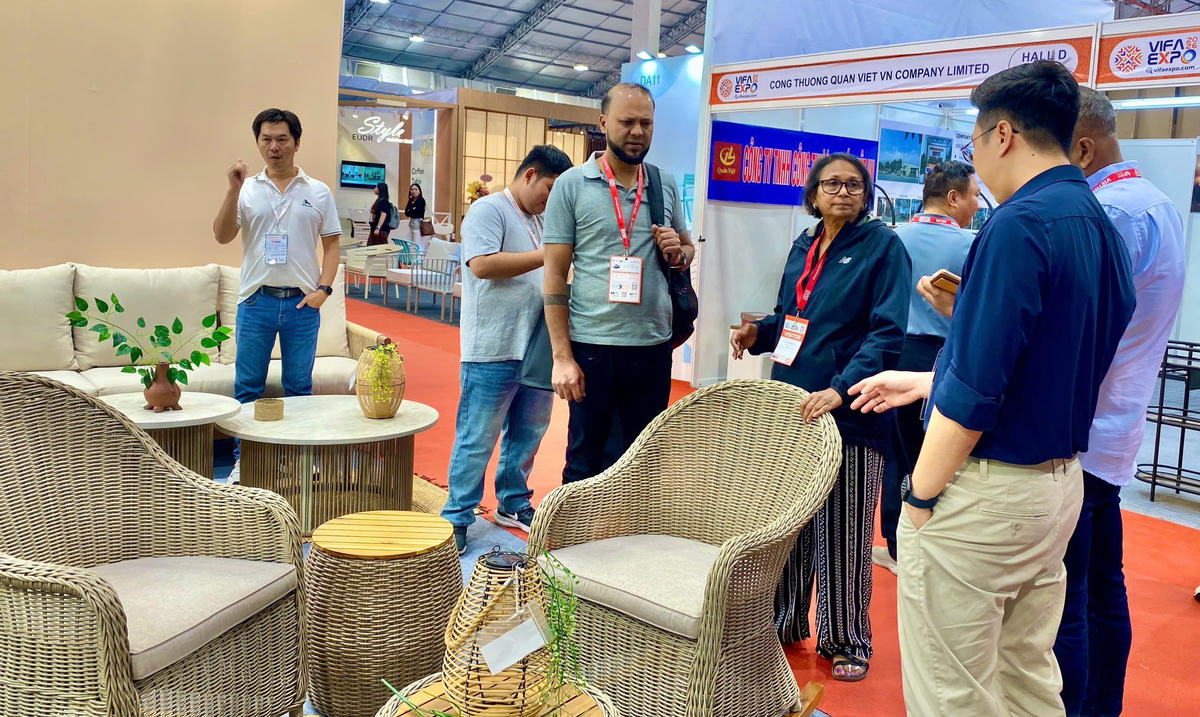 Tại hội chợ diễn ra nhiều hoạt động giao thương. Ảnh: T.L