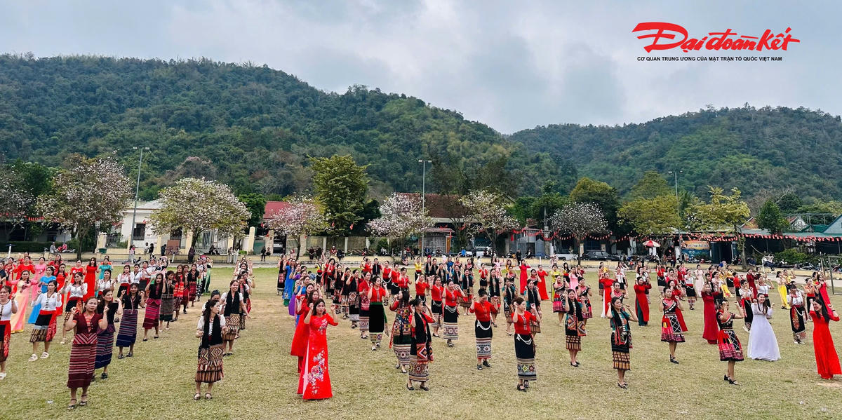 Chương trình đồng diễn dân vũ hưởng ứng “Tuần lễ Áo dài” năm 2026, kỷ niệm 116 năm Ngày Quốc tế Phụ nữ và 1986 năm Khởi nghĩa Hai Bà Trưng tại xã Tương Dương (Nghệ An). Ảnh: MD