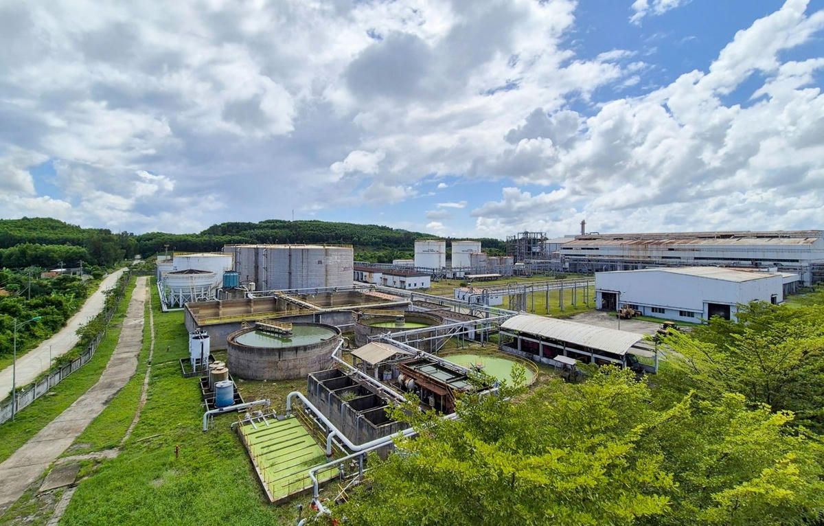 Một góc Công ty Cổ phần Nhiên liệu Sinh học Dầu khí Miền Trung sẽ sản xuất cồn sinh học E100 để pha chế xăng E10. Ảnh: BSR.