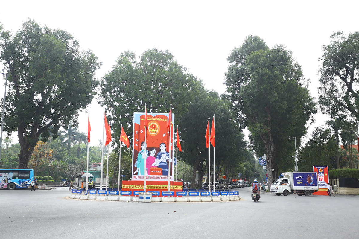 Đường phố Hà Nội trang hoàng hướng tới ngày bầu cử. 	Ảnh: Quang Vinh