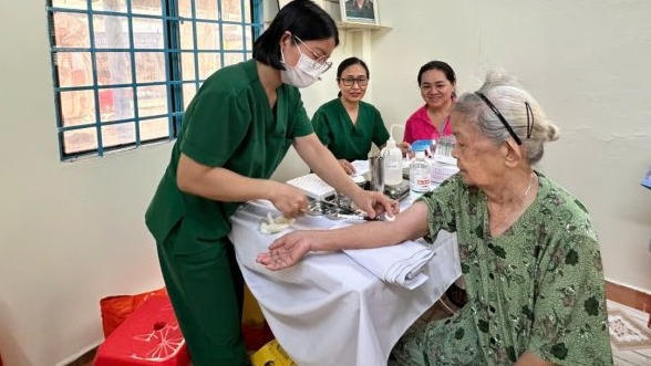 Khám sức khỏe người cao tuổi tại phường Xuân Hòa (TPHCM). Ảnh: TYT phường Xuân Hòa.