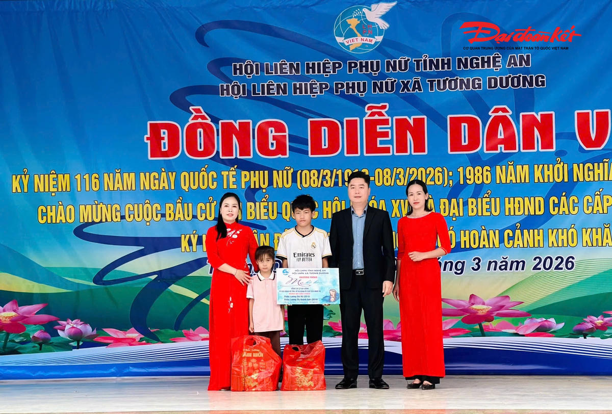 Trong khuôn khổ chương trình, tổng cộng 14 em nhỏ mồ côi được các tổ chức, cá nhân nhận đỡ đầu. Trong ảnh, ông Lê Văn Lương - Tỉnh uỷ viên, Bí thư Đảng ủy, Chủ tịch HĐND xã Tương Dương nhận đỡ đầu 2 em có hoàn cảnh khó khăn trên địa bàn. Ảnh: MD