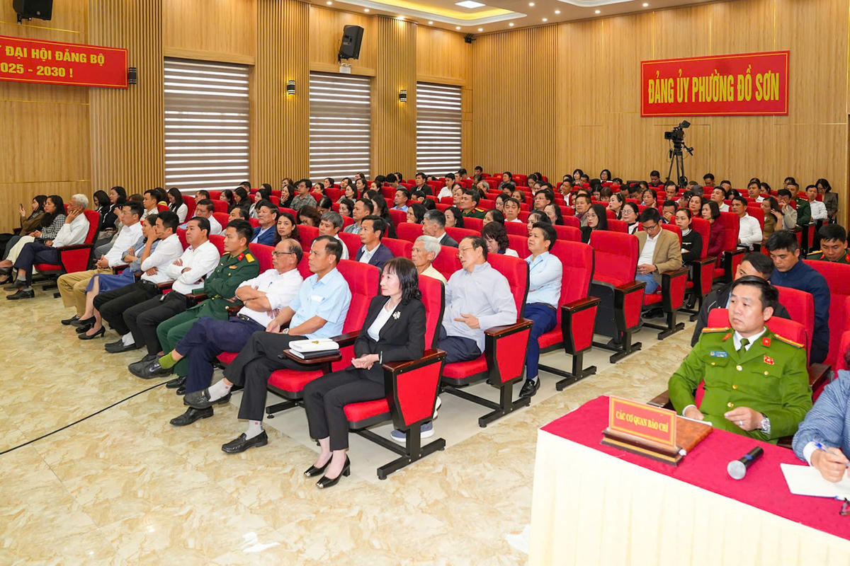 Cử tri tại đơn vị bầu cử số 1 phường Đồ Sơn, TP Hải Phòng lắng nghe chương trình hành động của các ứng viên Đại biểu Quốc hội khoá XVI. Ảnh: CTV. 