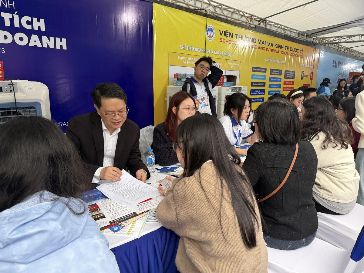 Thí sinh tìm hiểu thông tin tuyển sinh của Đại học Kinh tế Quốc dân.