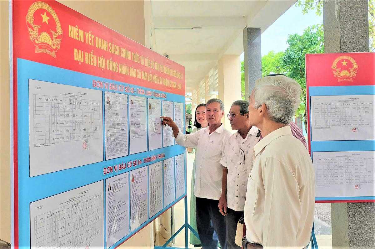Cử tri xã đảo Tam Hải xem niêm yết danh sách ứng cử viên ĐBQH khóa XVI. Ảnh: Tấn Thành.