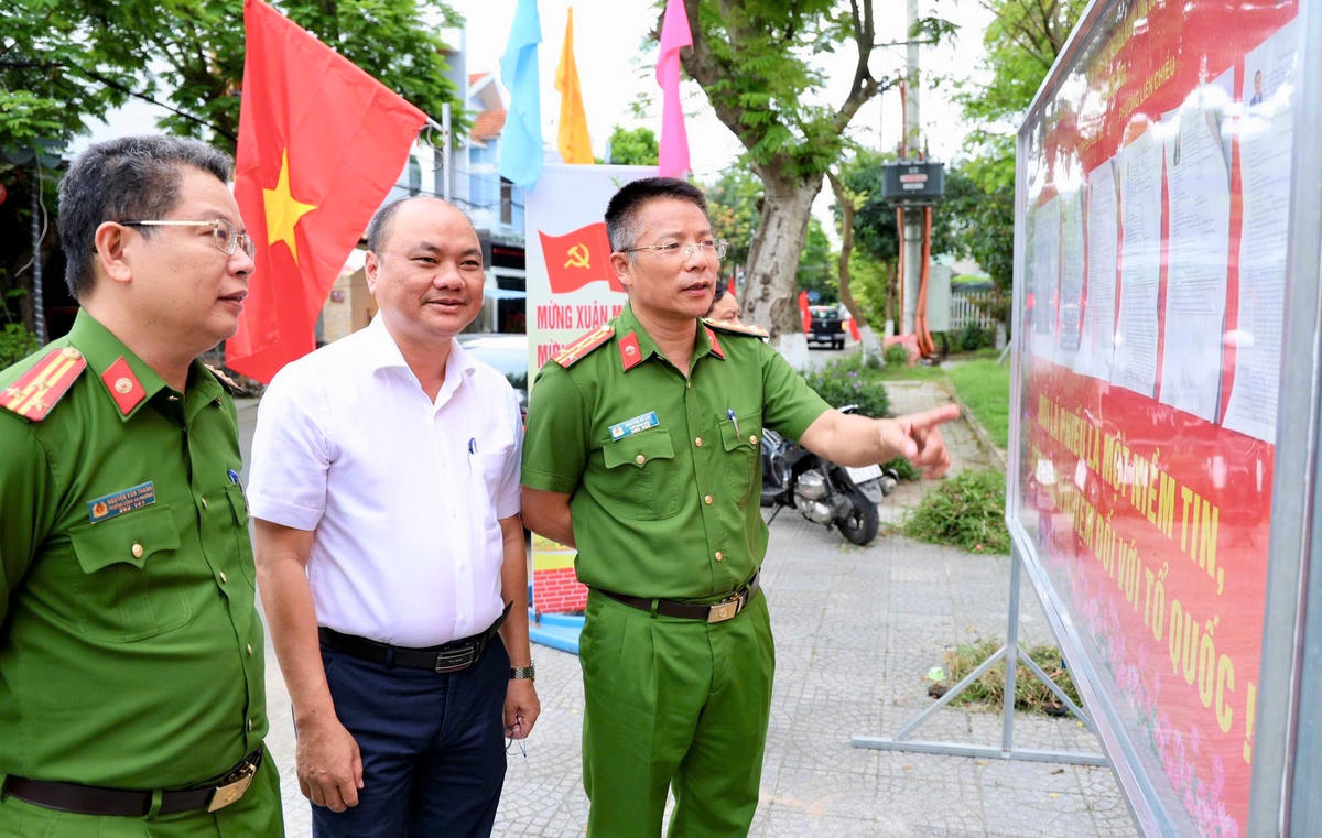 Công an TP Đà Nẵng kiểm tra, niêm yết danh ứng cử viên ĐBQH khóa XVI. Ảnh: CV.