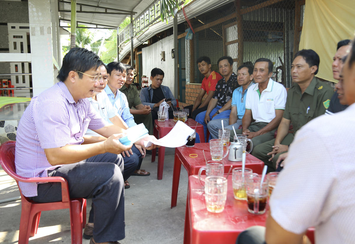 Ông Võ Thanh Xuân - Phó Bí thư Thường trực Đảng ủy, Chủ tịch HĐND xã Vĩnh Bình kiểm tra công tác chuẩn bị bầu cử tại từng ấp. ảnh: Thanh Tiến