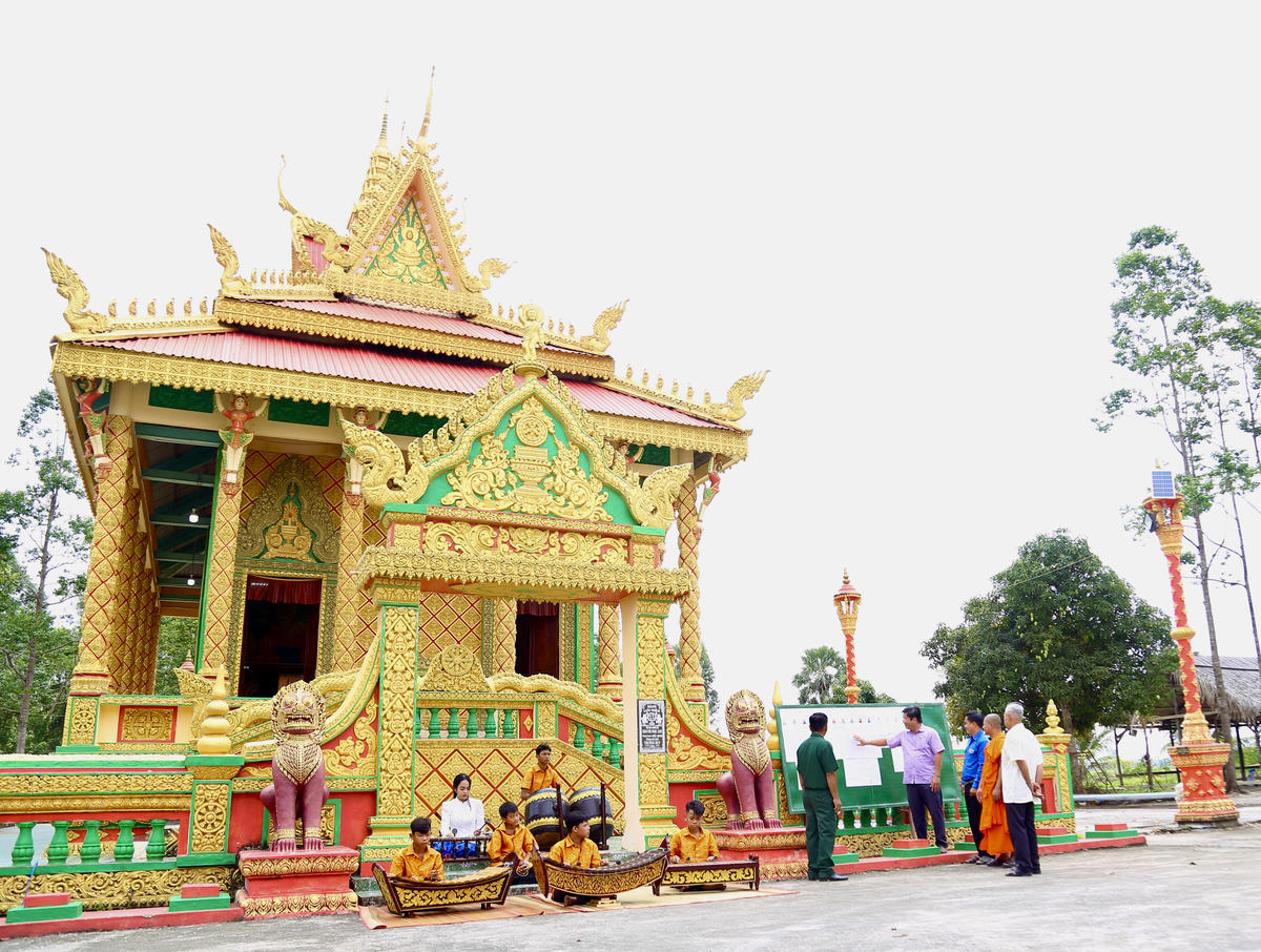 Chùa Kè Một, ấp Bình Hoà, xã Vĩnh Bình lồng ghép nội dung tuyên truyền về bầu cử trong các buổi sinh hoạt cộng đồng, sinh hoạt tôn giáo. Ảnh: Thanh Tiến