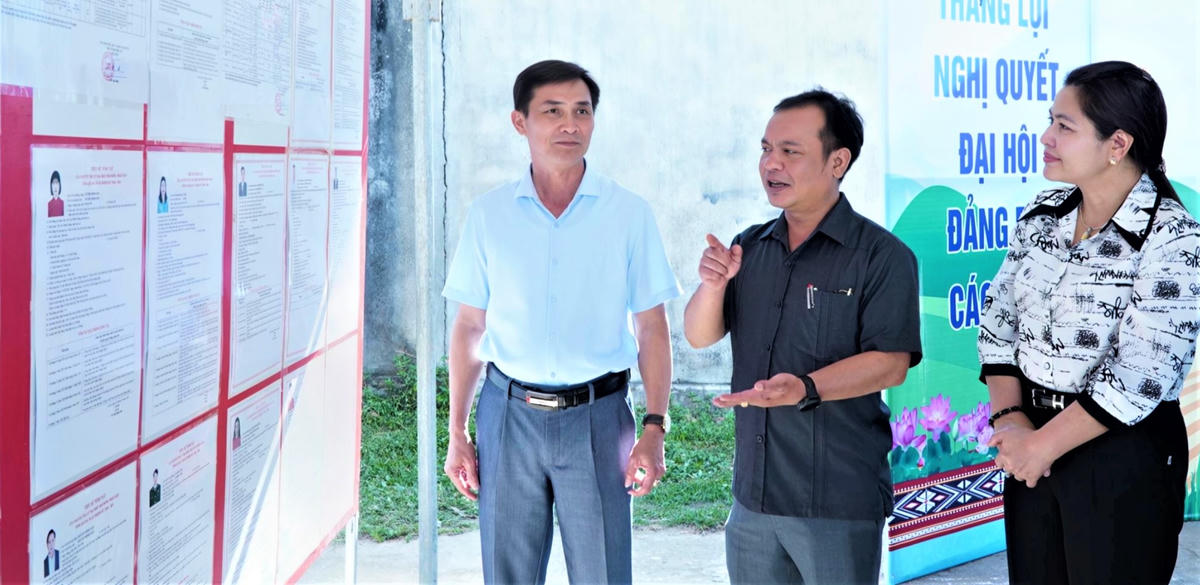 Chủ tịch Ủy ban MTTQ Việt Nam tỉnh Quảng Ngãi U Huấn (ở giữa) kiểm tra công tác chuẩn bị bầu cử tại xã Rờ Kơi. Ảnh: CV.