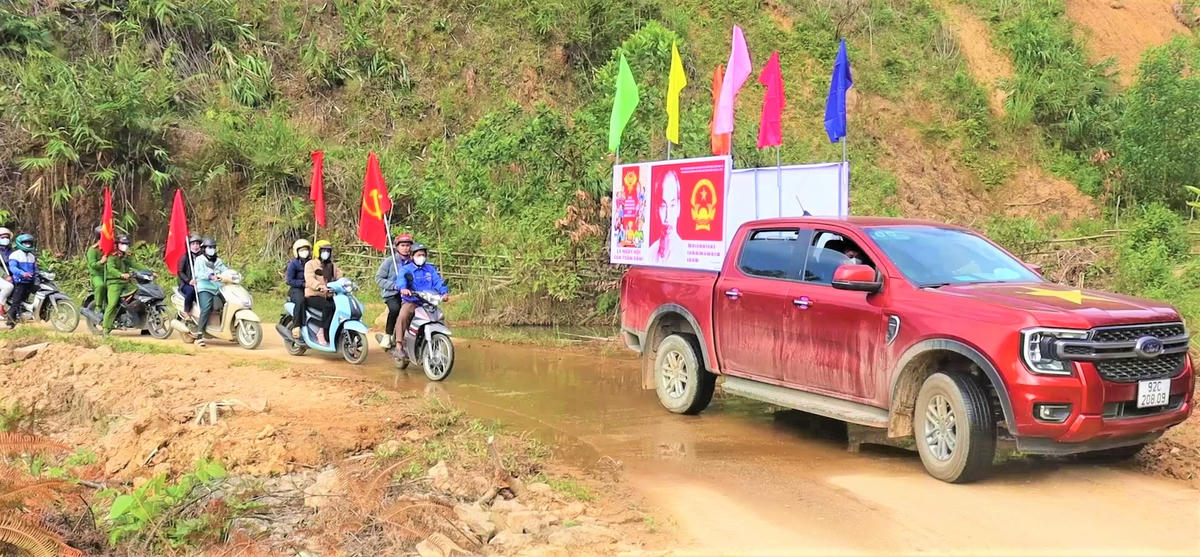 Xe lưu động tuyên truyền bầu cử ở miền núi TP Đà Nẵng. Ảnh: CV.