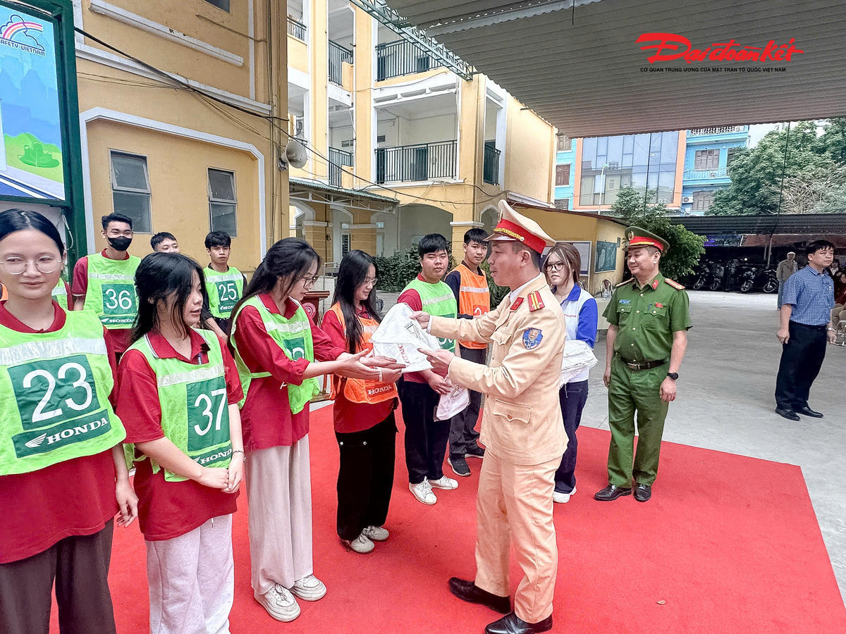 Tại buổi tuyên truyền, Trung tá Nguyễn Việt Anh báo cáo viên Đội CSGT đường bộ số 7,  đã trực tiếp truyền đạt những kiến thức pháp luật về trật tự, an toàn giao thông, tập trung vào các nội dung thiết thực đối với lứa tuổi học sinh THPT.