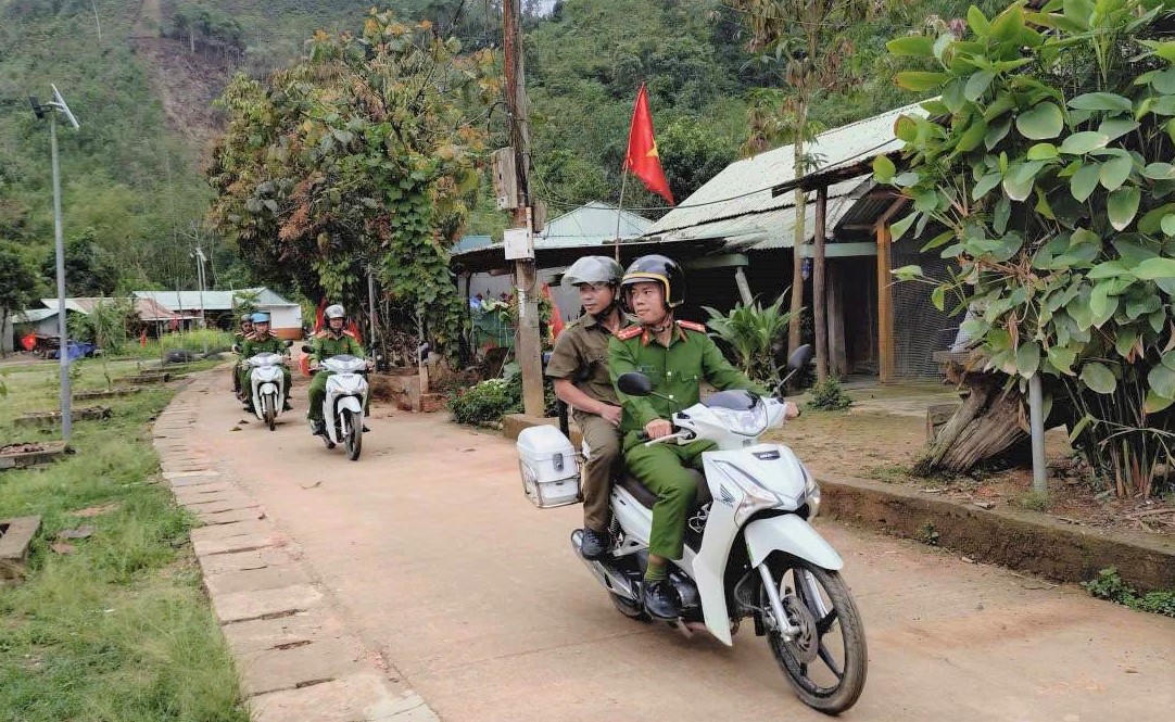 Công an xã A Vương tăng cường tuần tra, giữ vững an ninh trật tự trước thềm ngày bầu cử. Ảnh: CV.