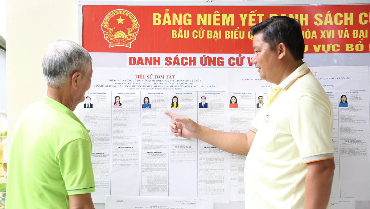 Ông Võ Hoàng Nguyên - Phó Chủ tịch HĐND xã Vĩnh Bình đến ấp Hiệp Hoà giới thiệu tiểu sử các ứng viên cũng như giải đáp thắc mắc về công tác bầu cử cho người dân. Ảnh: Thanh Tiến