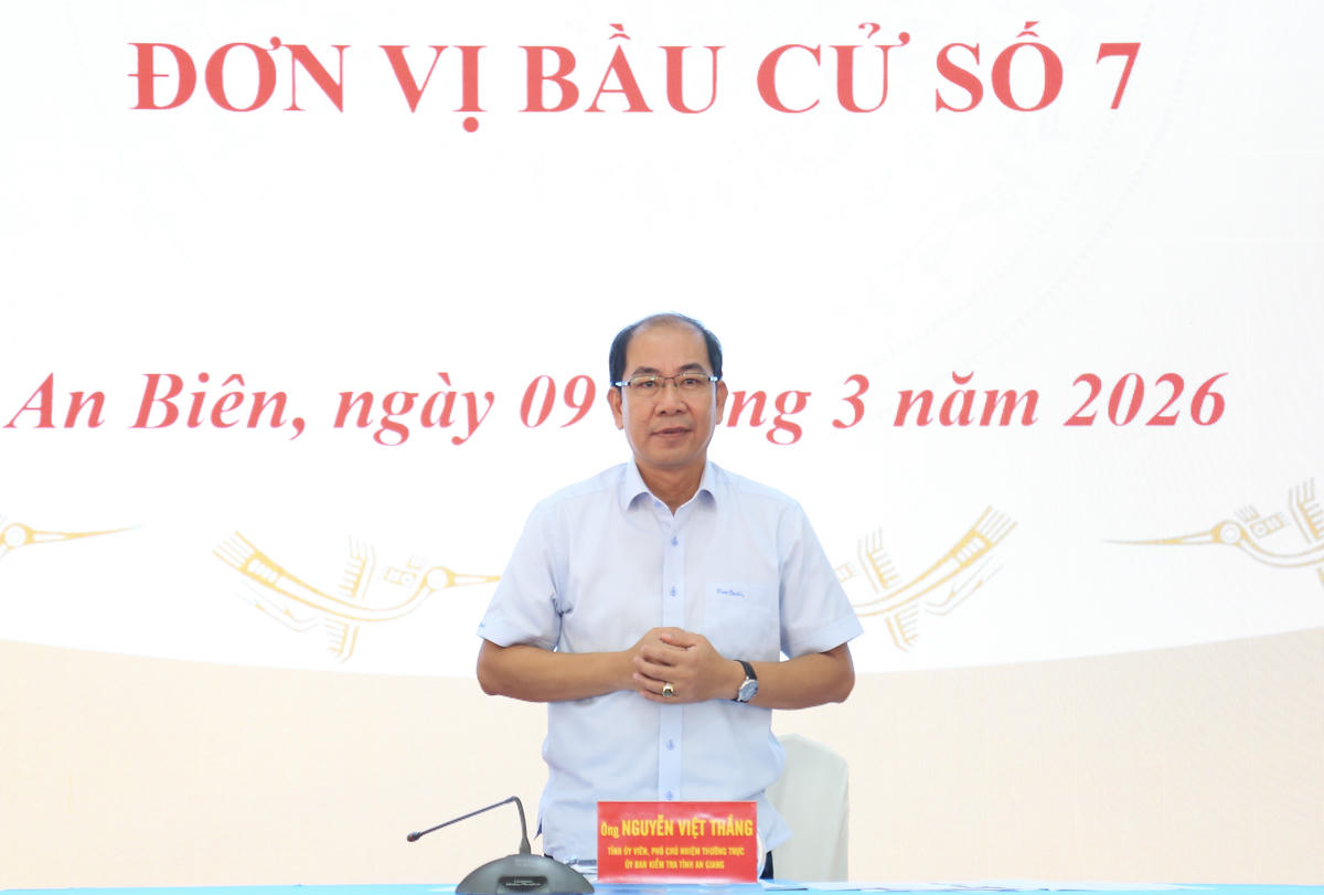 Ứng cử viên Nguyễn Việt Thắng tại buổi tiếp xúc cử tri xã An Biên. Ảnh: Thanh Tiến