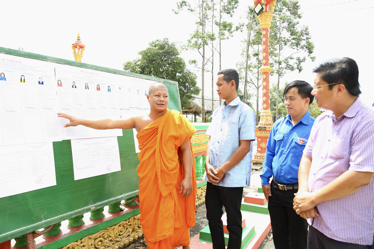 Đại Đức Danh Quýt Thi - Trụ trì chùa Kè Một, ấp Bình Hoà, xã Vĩnh Bình, tỉnh An Giang tuyên truyền về bầu cử với phật tử. ảnh: Thanh Tiến