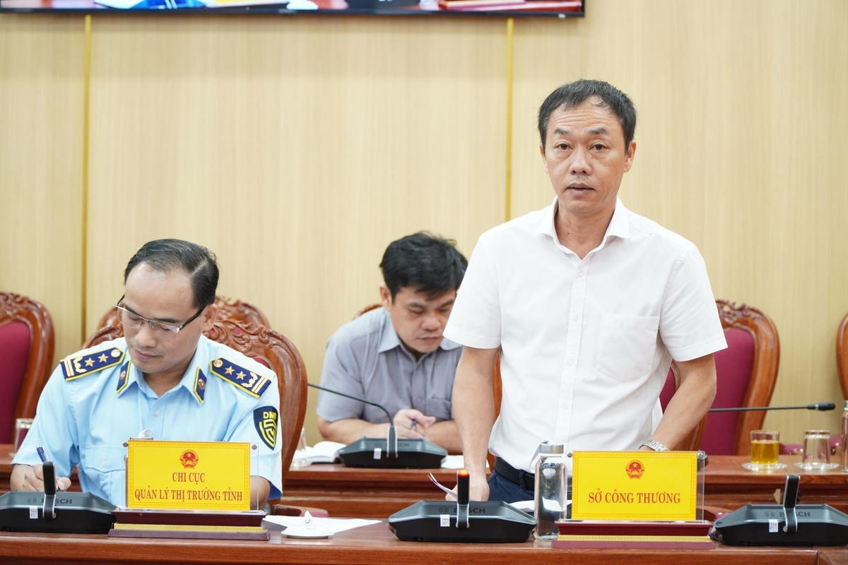 Lãnh đạo Sở Công thương tỉnh Quảng Ngãi thông tin tình hình xăng dầu ở địa phương. Ảnh: CV.