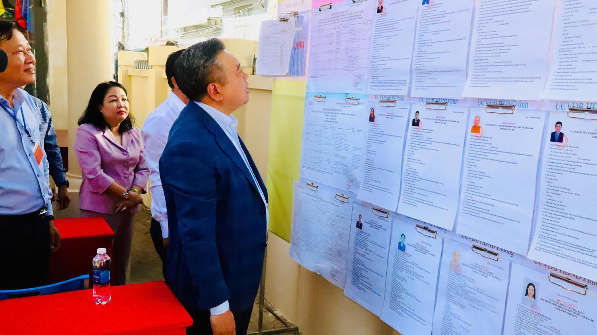 Ông Trần Sỹ Thanh kiểm tra các điểm niêm yết danh sách cử tri tại các địa phương. Ảnh: CL.