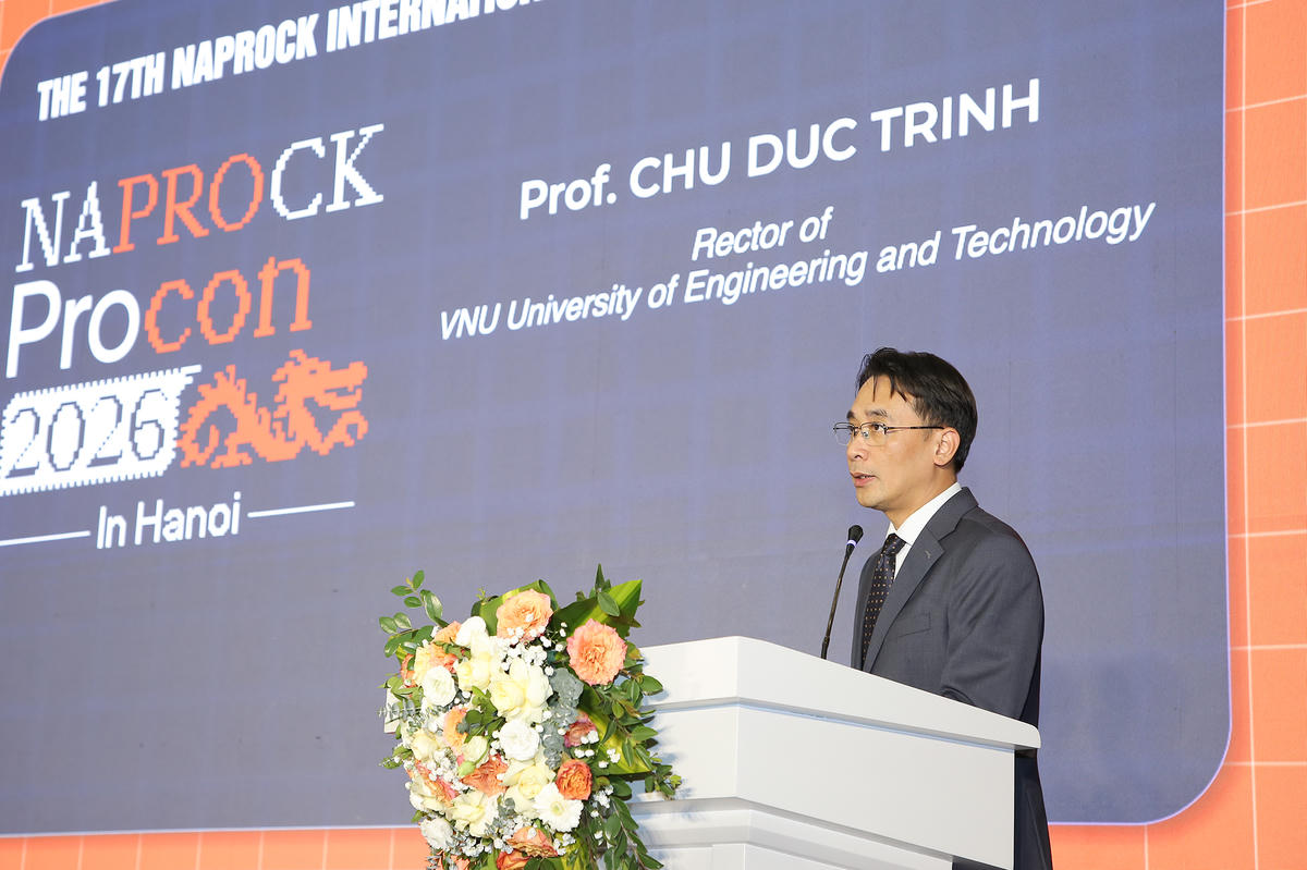 GS.TS Chử Đức Trình - Hiệu trưởng Trường Đại học Công nghệ, Đại học Quốc gia Hà Nội phát biểu tại lễ bế mạc.