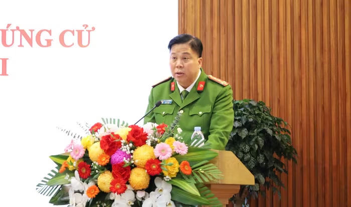 Đại tá Bùi Trung Thành trình bày chương trình hành động của bản thân. Ảnh: ĐT. 