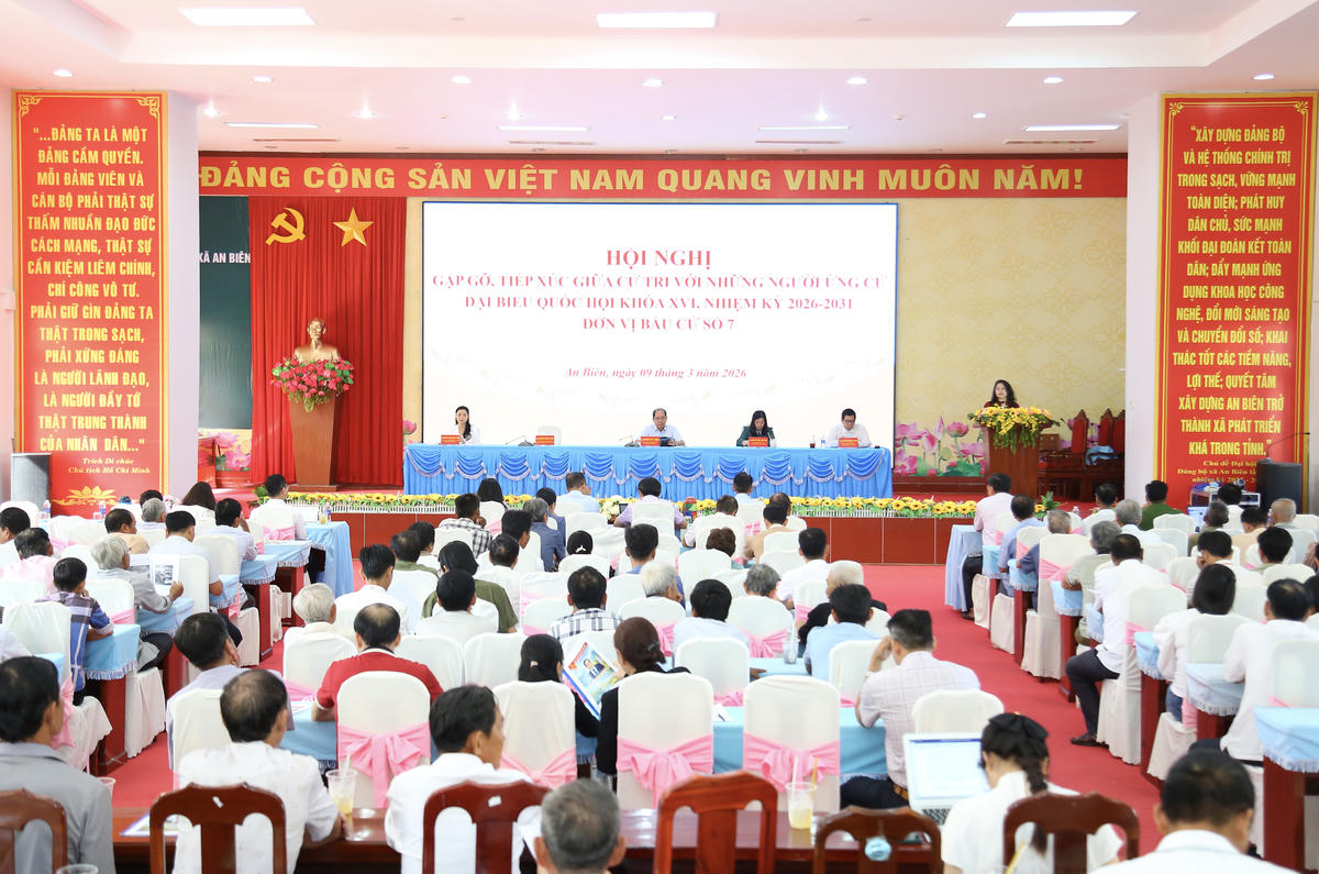 Các ứng cử viên đại biểu Quốc hội khóa XVI, nhiệm kỳ 2026 - 2031, đơn vị bầu cử số 07, tỉnh An Giang tiếp xúc cử tri xã An Biên. Ảnh: Thanh Tiến