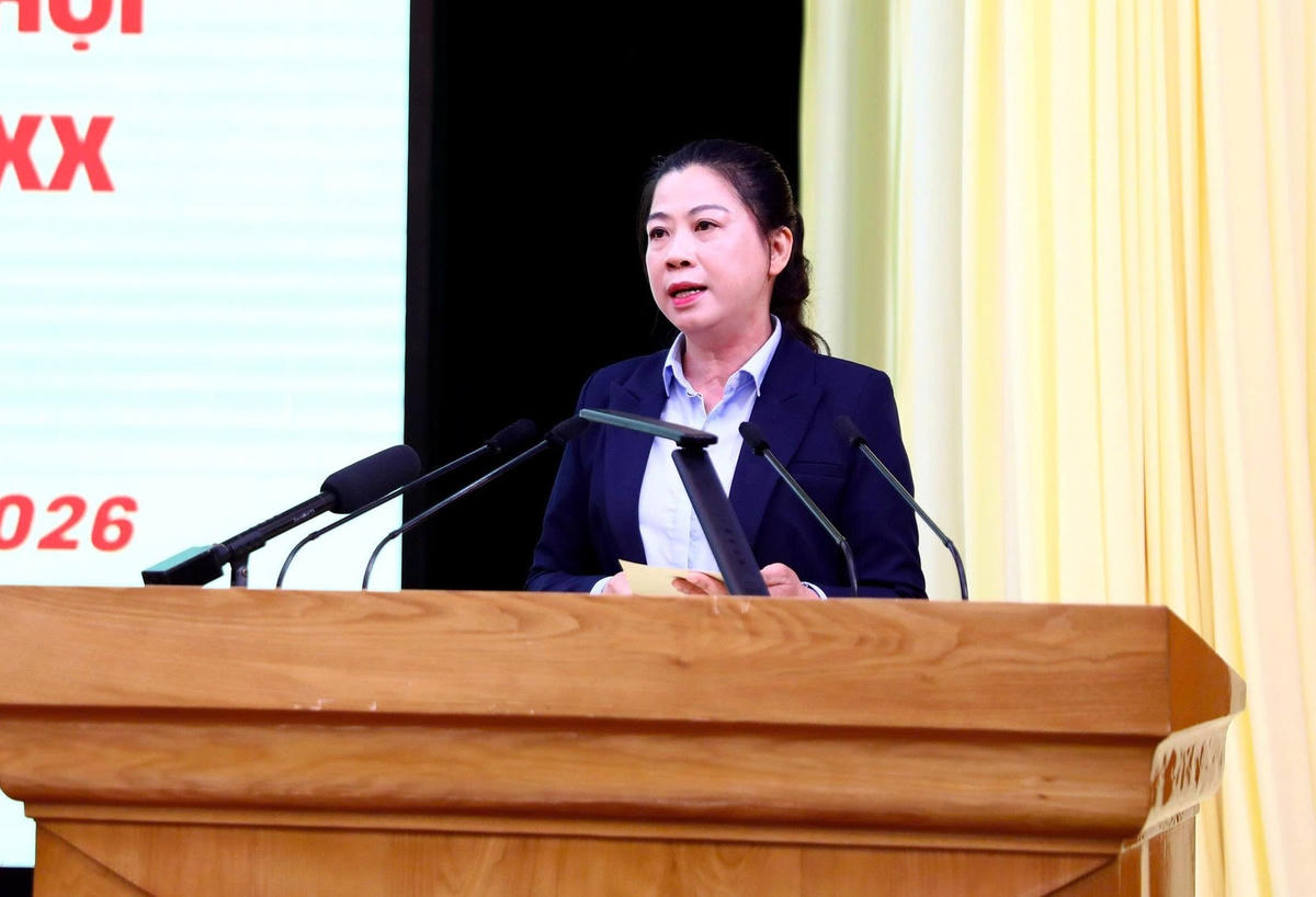 Bà Lê Thị Kim Dung, Phó Bí thư Thường trực Tỉnh ủy, Bí thư Đảng uỷ các cơ quan Đảng tỉnh Tuyên Quang trình bày chương trình hành động tại hội nghị.