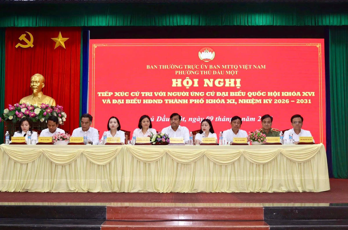 Các ứng cử viên Đơn vị bầu cử số 1 tại Hội nghị tiếp xúc cử tri ngày 9/3. Ảnh: H.V.