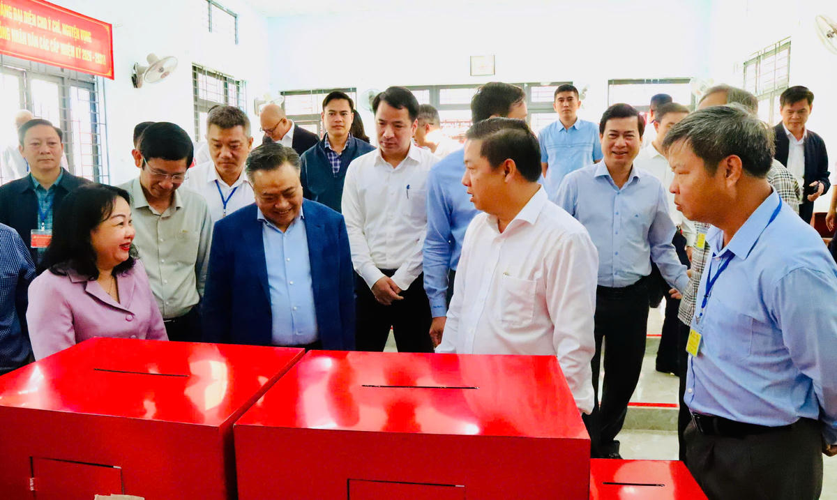 Ông Trần Sỹ Thanh kiểm tra khu vực bỏ phiếu ở các địa phương. Ảnh: CL.