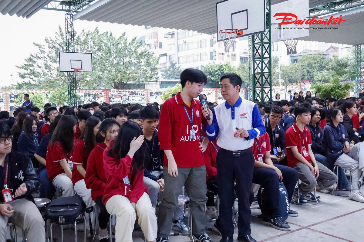 Chương trình tuyên truyền là hoạt động được Công an thành phố phối hợp với các nhà trường tổ chức thường xuyên, góp phần trang bị cho học sinh những kỹ năng cần thiết khi tham gia giao thông, đồng thời cập nhật kiến thức pháp luật về trật tự, an toàn giao thông và phòng cháy, chữa cháy trong môi trường học đường.