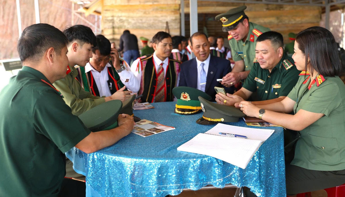 Bộ đội Biên phòng tỉnh Lâm Đồng tuyên truyền, vận động Nhân dân chấp hành pháp luật và tham gia bảo đảm an ninh, trật tự trước thềm bầu cử. Ảnh CT